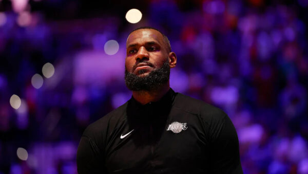 LeBron James officially signs with 76ers, might live in New York