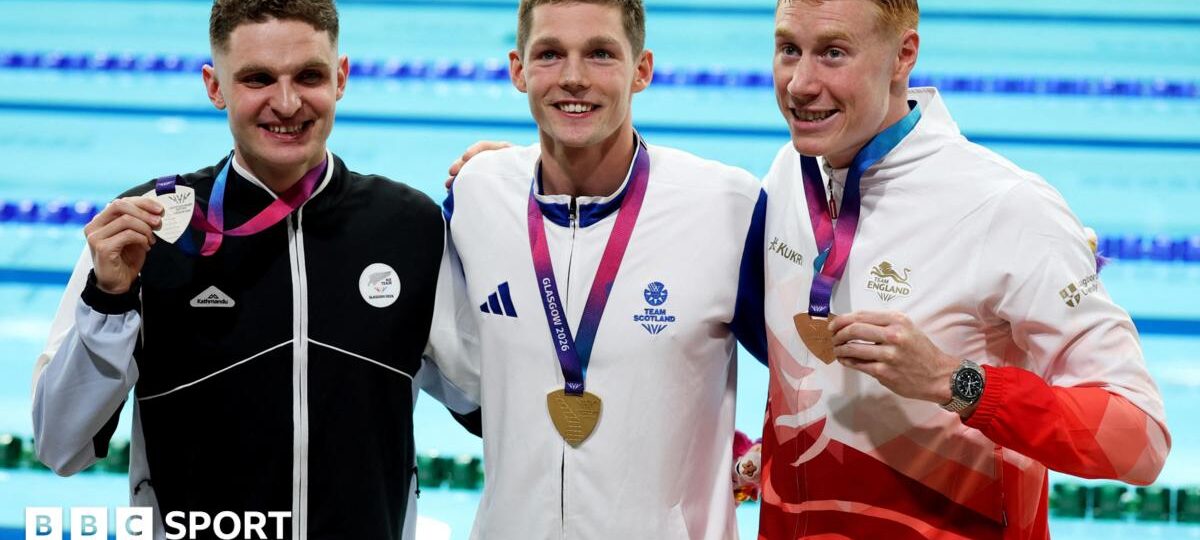Scott overcomes pressure and big pal Dean to give Scotland golden start