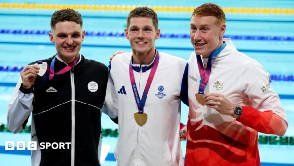 Scott overcomes pressure and big pal Dean to give Scotland golden start