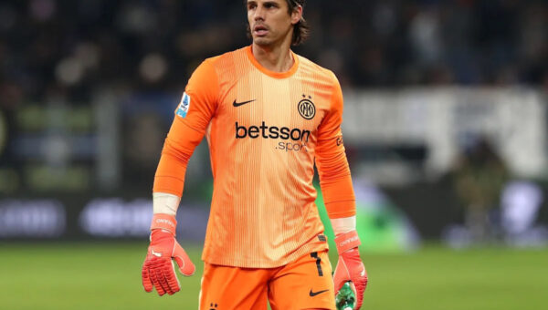 Arsenal target free-agent Sommer to back up Raya