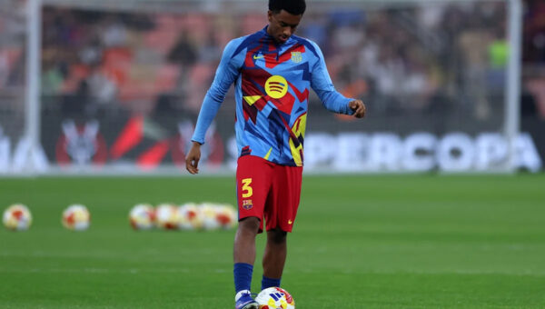 Barcelona defender absent from pre-season training due to pubalgia