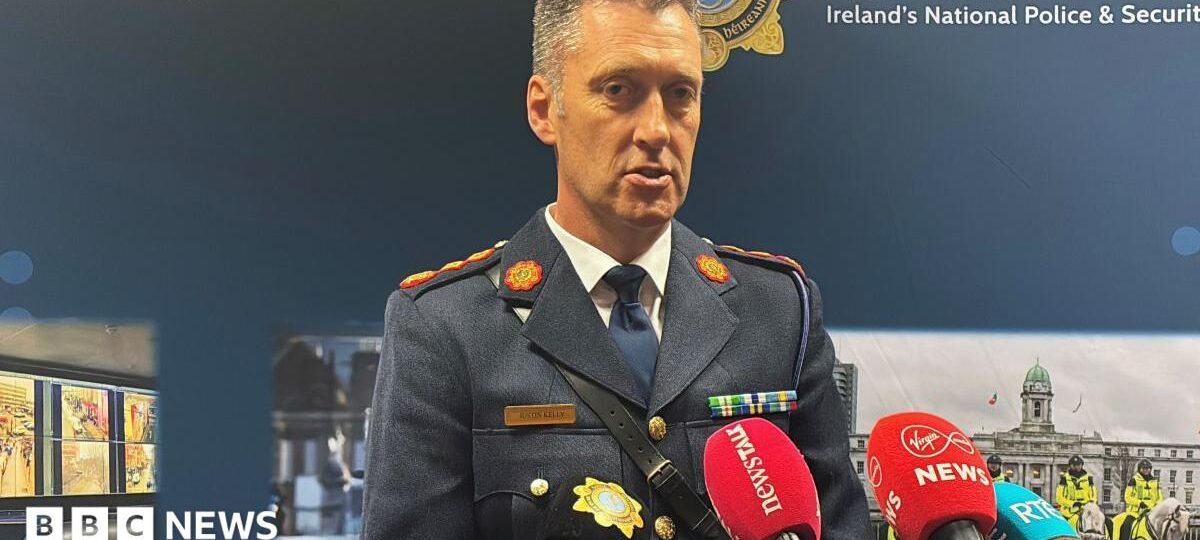 'Extremely significant' bomb in car intercepted on way to NI, Irish police say