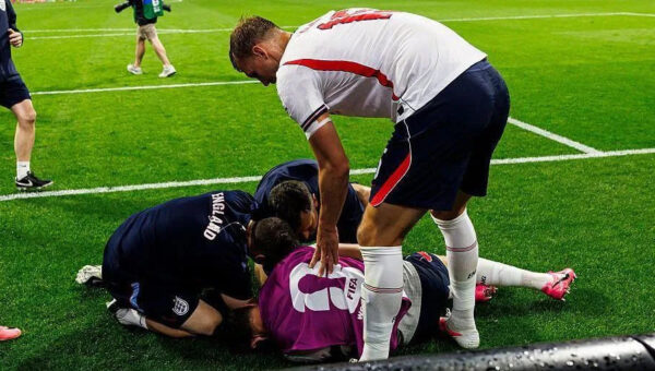 Henderson not ruled out of World Cup despite breaking arm