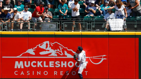 Mariners lose a backbreaker, 5-3