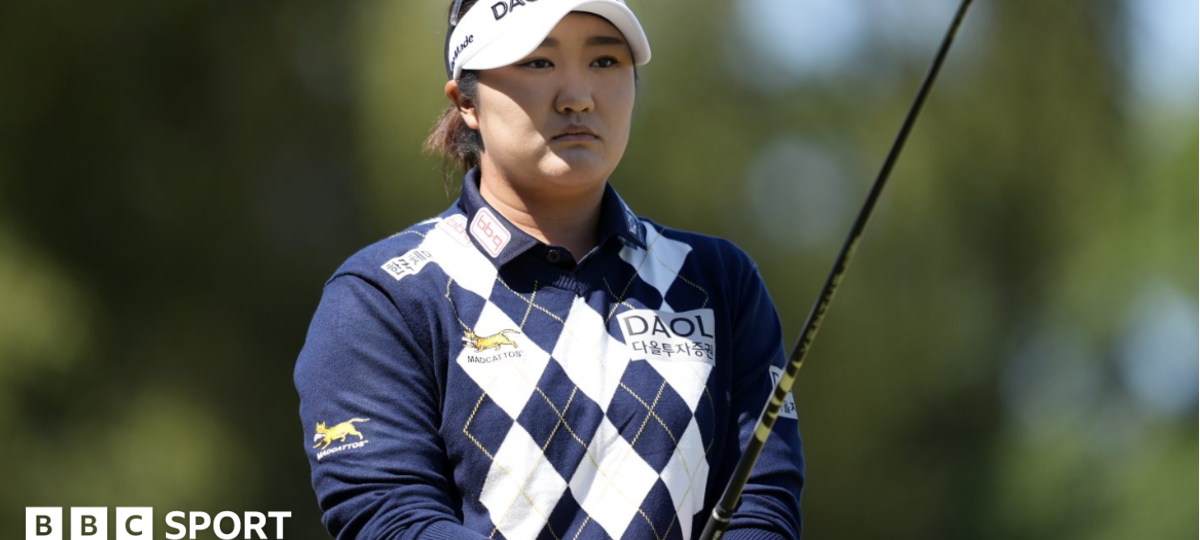 Ryu leads Open in pursuit of third straight major