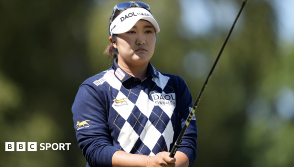 Ryu leads Open in pursuit of third straight major