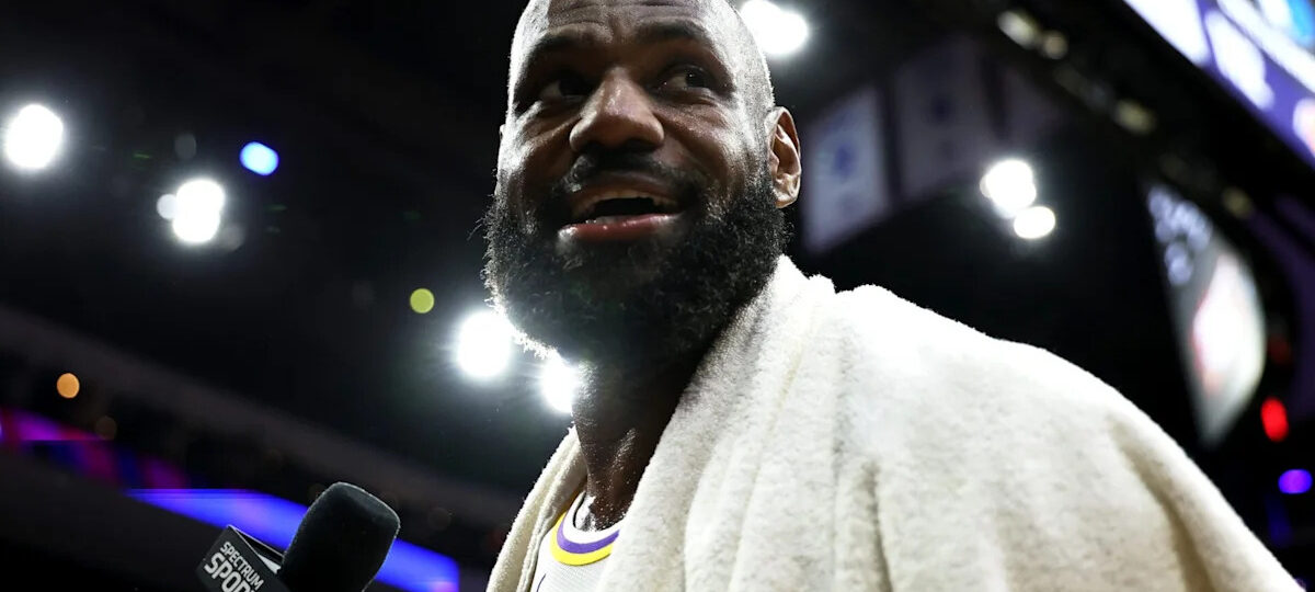 LeBron James receives golf invitation from Philadelphia Eagles star after landing in Philly