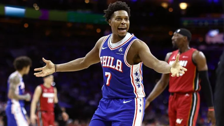 76ers’ forward gives roses to Kyle Lowry following retirement news