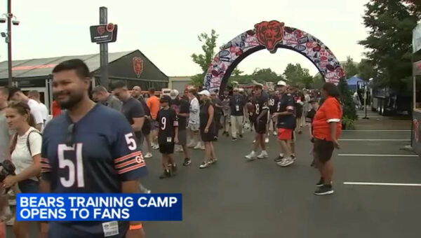 Chicago Bears fans turn out for first public practice at Halas Hall