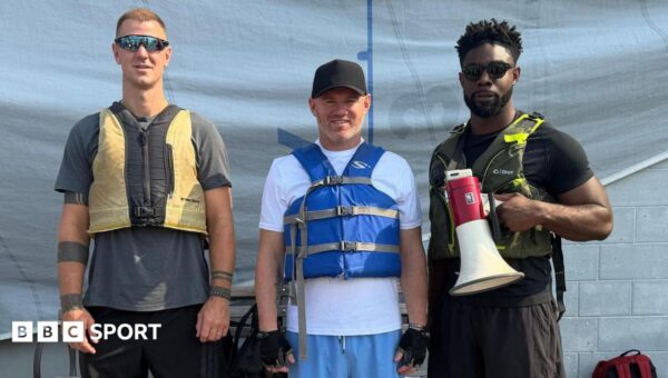 Rooney, Hart and Richards row down Hudson River
