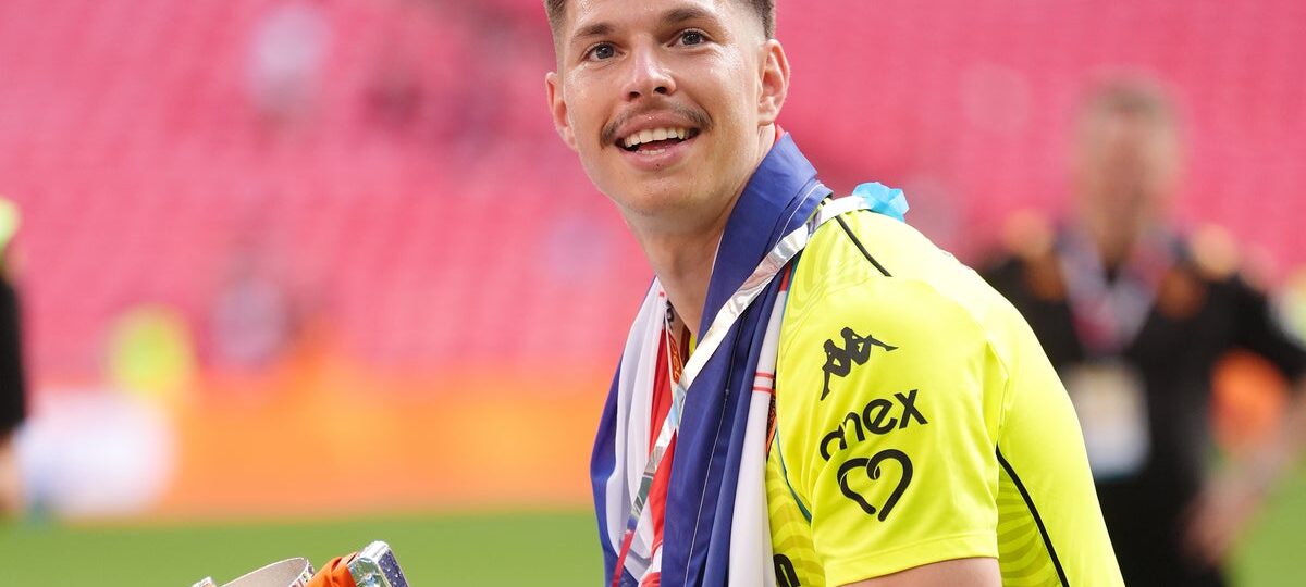 Newly-promoted Hull City sell first-choice goalkeeper to avoid Premier League points deduction