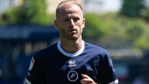 Sheff Wed re-sign club legend midfielder Bannan