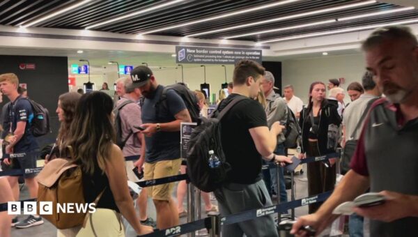 New EU border system tripling time at passport control, airport boss says