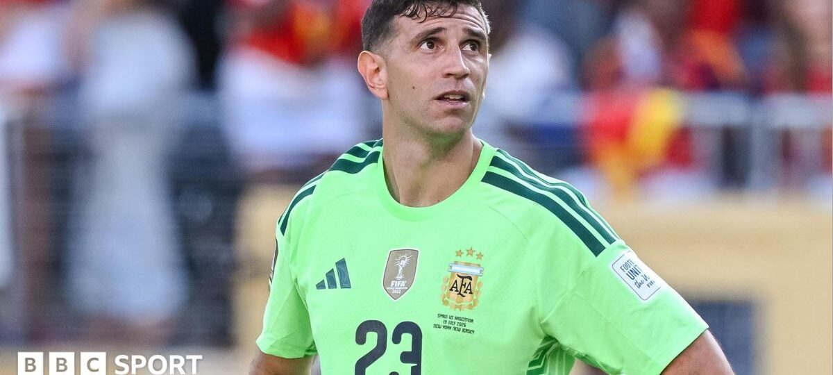 Keeper Martinez may 'step aside' from Argentina