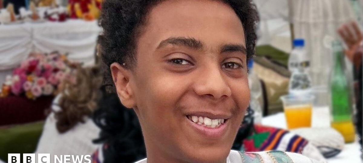Teenagers cleared of murdering 15-year-old boy in sword attack
