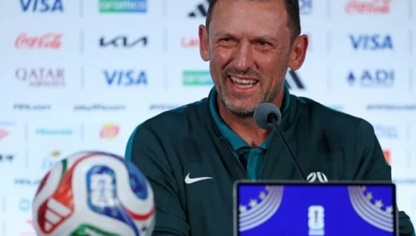 Australia stand by under-fire Popovic after World Cup exit
