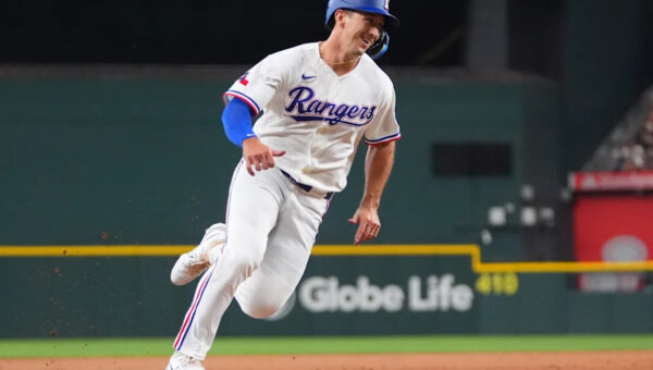 Nathan Eovaldi strikes out 8 as the Rangers beat the Mariners 7-1