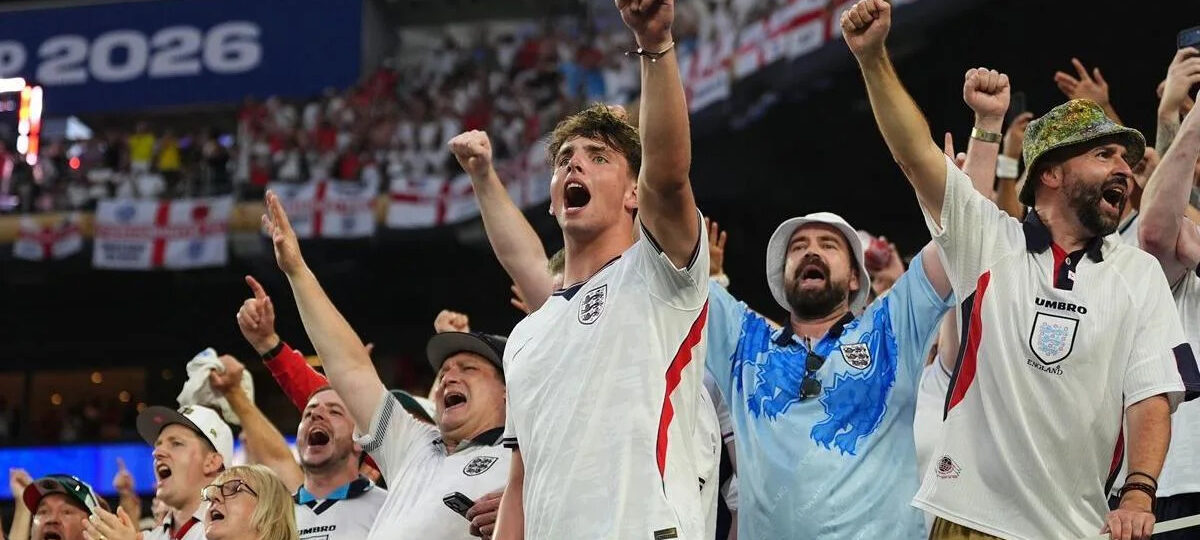 'The perfect football song': Why England fans (like Beckham) and players love Wonderwall