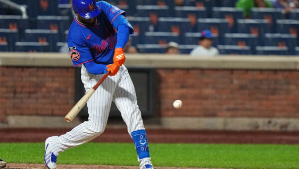 Robert has a 2-run single in the 8th to lift the Mets past the Marlins, 4-2