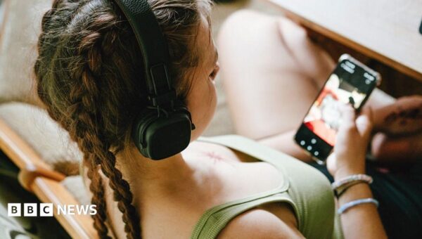 YouTube still recommending eating disorder videos to teens, research finds