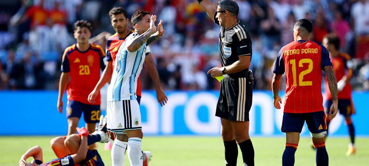 Argentina down a man vs. Spain in final minutes of World Cup final. See the red card