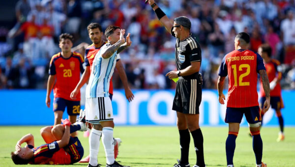 Argentina down a man vs. Spain in final minutes of World Cup final. See the red card