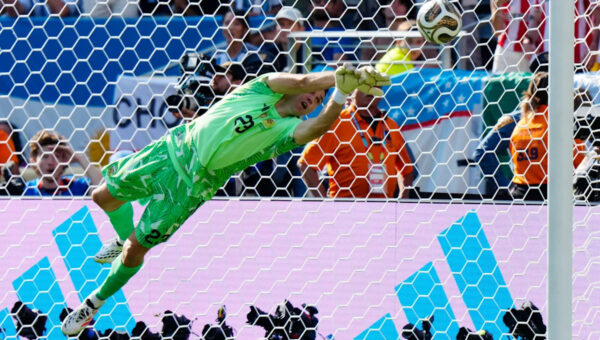 Argentina’s Martinez plays cool in net, even as teammates turn reckless in historic World Cup final