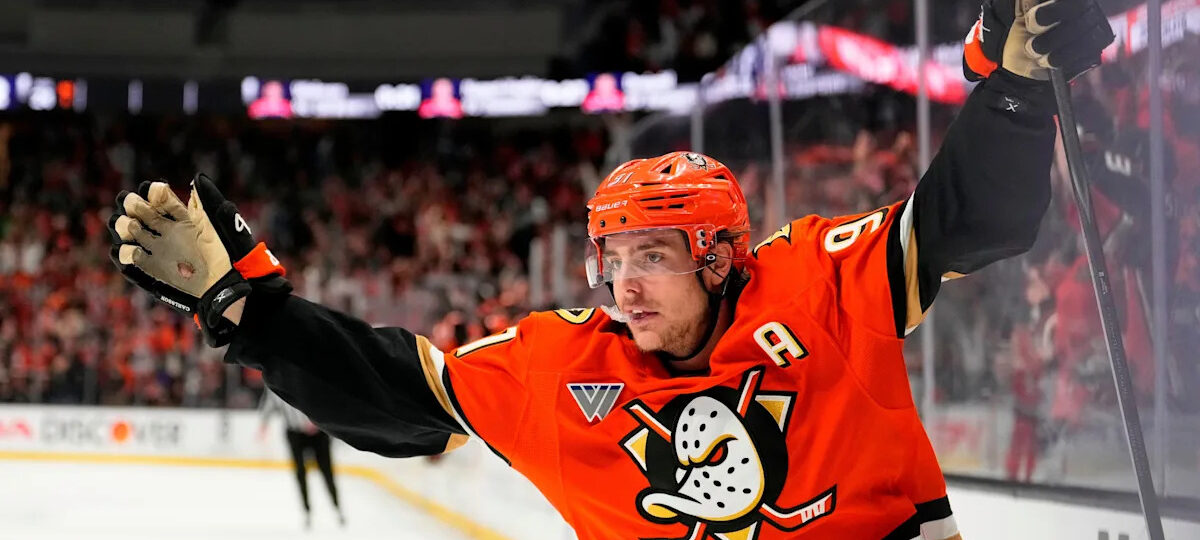 Flyers sign Ducks center Carlsson to 5-year, $90 million offer sheet; Anaheim has 7 days to match