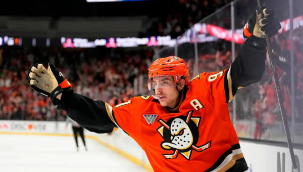 Flyers sign Ducks center Carlsson to 5-year, $90 million offer sheet; Anaheim has 7 days to match