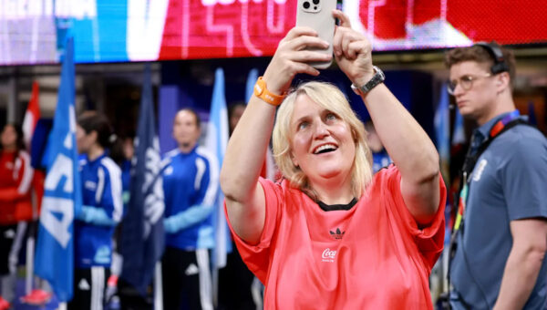 USWNT coach Emma Hayes is like any other soccer fan after meeting Messi, Salah