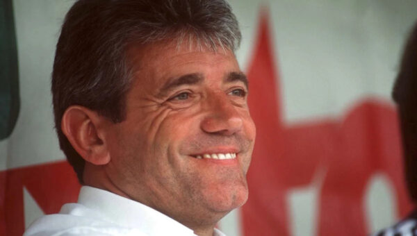 Hamburg salute Kevin Keegan with special applause round: “In heaven, they still play football.”
