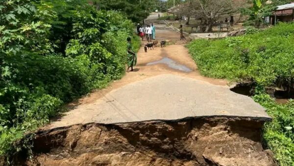Residents stranded as flood washes away bridge in Oyo [PHOTOS]