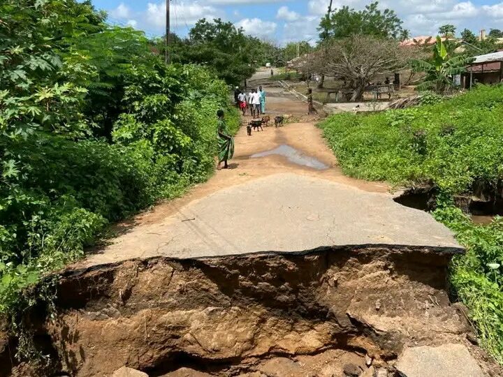 Residents stranded as flood washes away bridge in Oyo [PHOTOS]