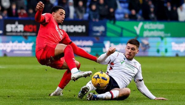 Hibs buy midfielder Abdulai from Orient