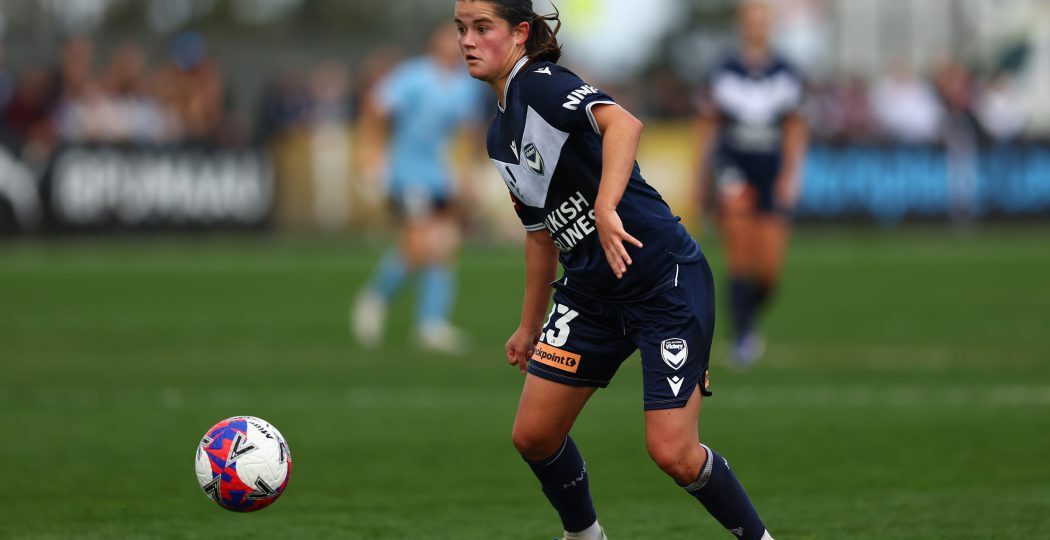Durham sign Australian midfielder Lowe