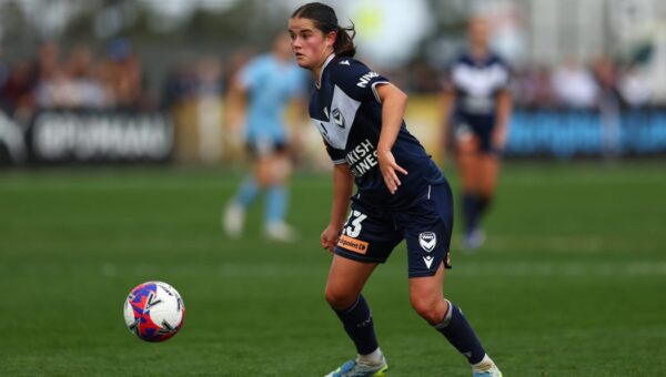 Durham sign Australian midfielder Lowe