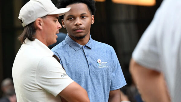 Fowler's errant shot highlights rooftop golf spectacle in downtown Detroit