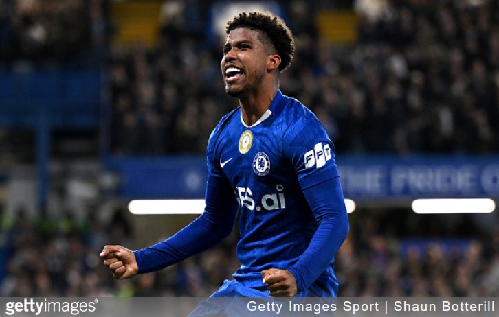 Manchester United considers Santos move