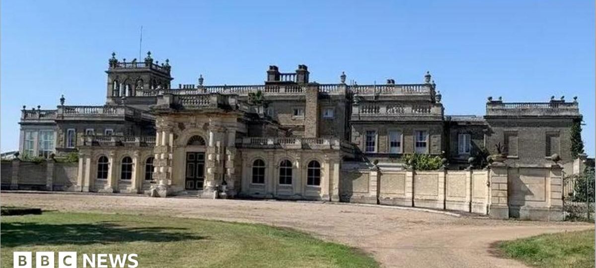 Twelve arrested over alleged right-wing terror threat to UK Islamic event, police say