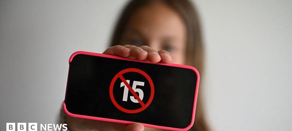 France passes law banning under-15s from social media