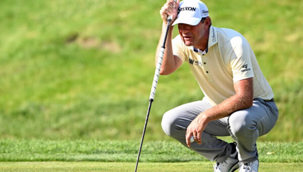 Lucas Glover builds a two-shot lead in the John Deere Classic