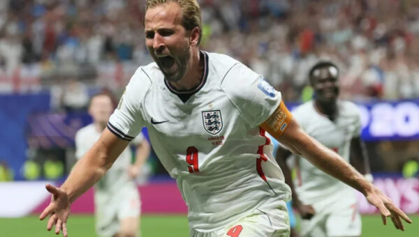 Kane rescues England after DR Congo scare; US eye last 16