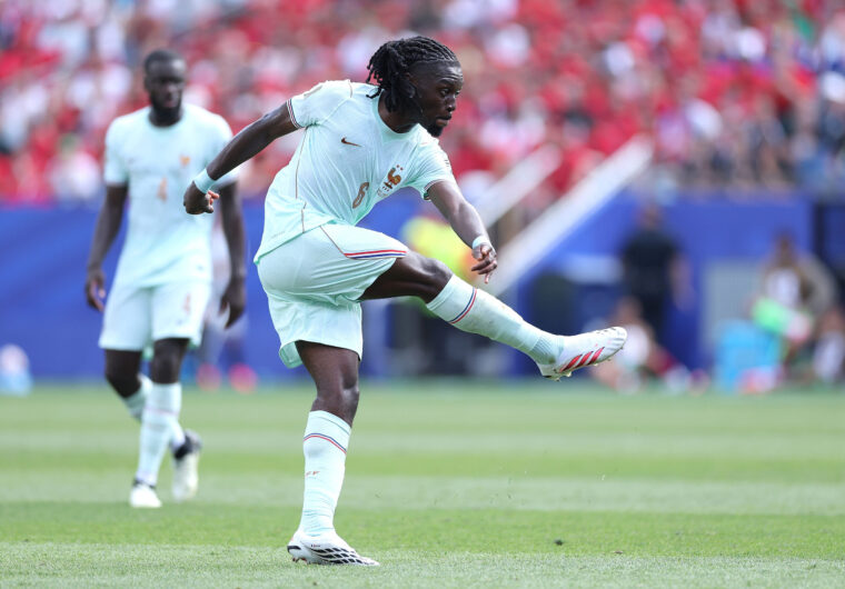 Manchester United in transfer battle with Liverpool for Serie A star