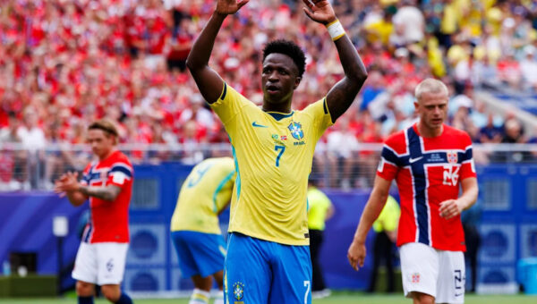 Arsenal Monitoring Vinicius as Contract Talks Stall While Real Madrid’s Summer Plans Continue to Evolve