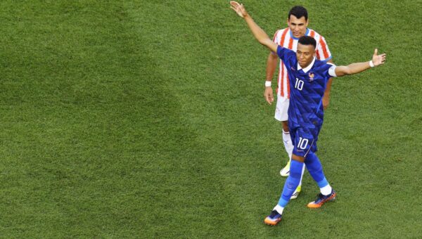 EXCLUSIVE | Tony Cascarino on France: “I don’t think there’s any defence that’s going to stop them.”