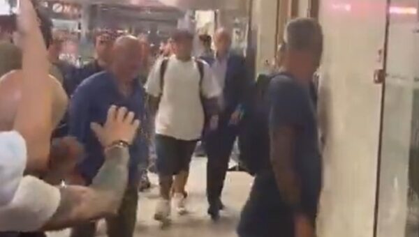 Bologna striker Santiago Castro welcomed by Roma supporters ahead of joining Giallorossi (Video)