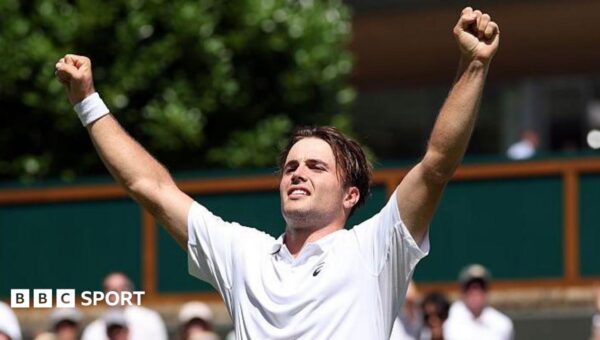 Fery reaches third round to keep British hopes alive