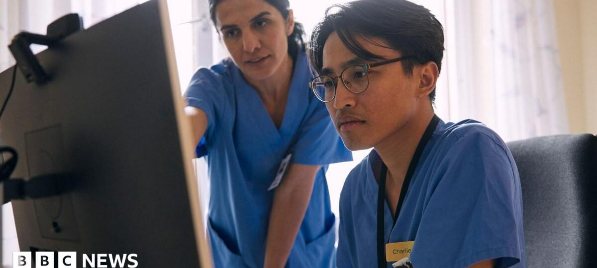 NHS senior doctors in England vote in favour of strikes