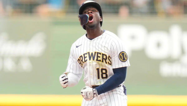 Brewers bounce back with blowout win, even series against Giants