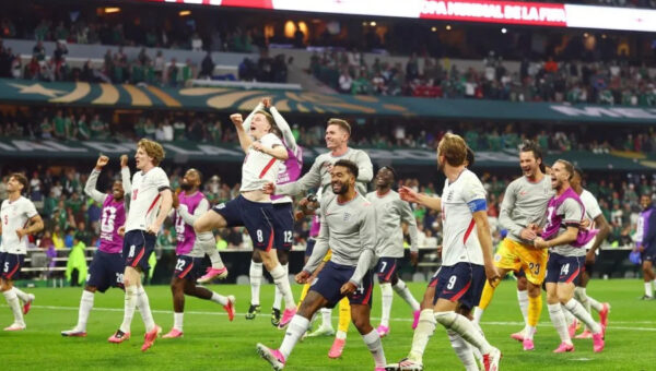 England’s Jordan Henderson injures wrist in Mexico World Cup celebration